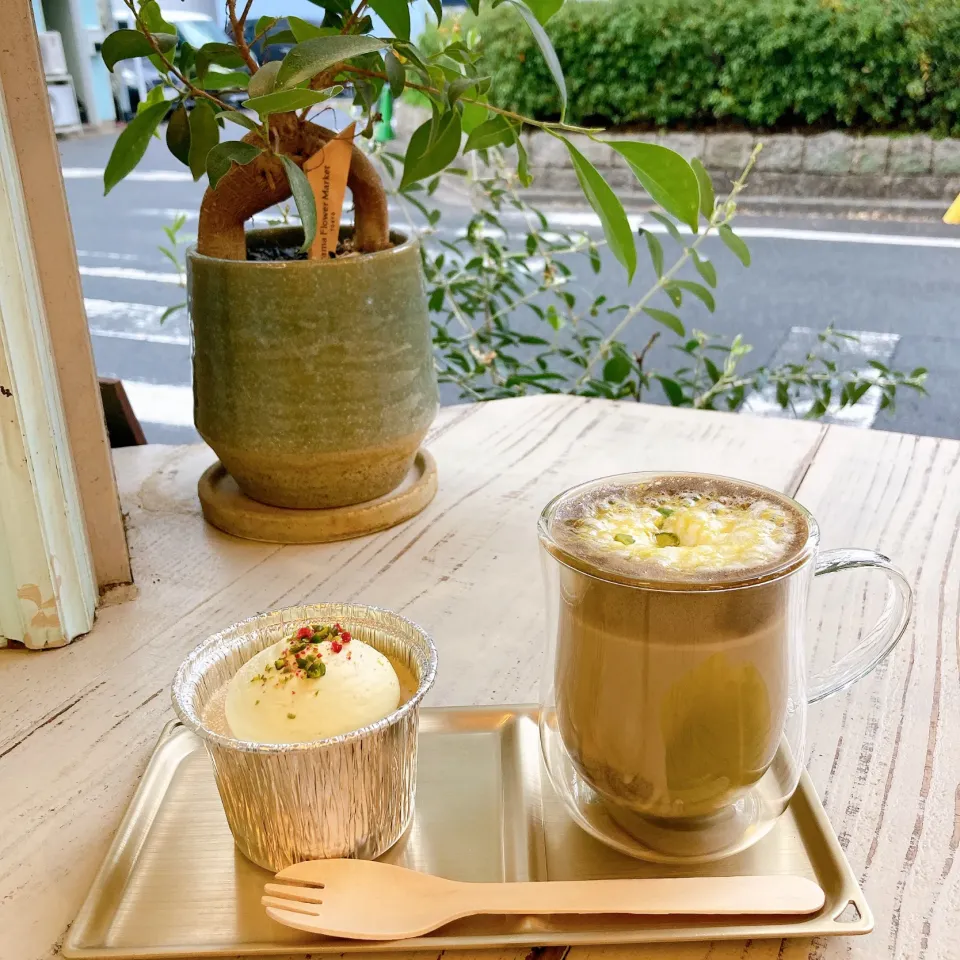 Snapdishの料理写真:ピスタチオプリンとピスタチオほうじ茶🍮|ちゃみこさん