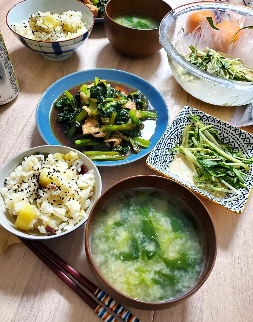 奥様料理で…😉
さつまいもご飯
お味噌汁
小松菜と豚肉のオイスターソース炒め
水菜のサラダ|dai.noriさん