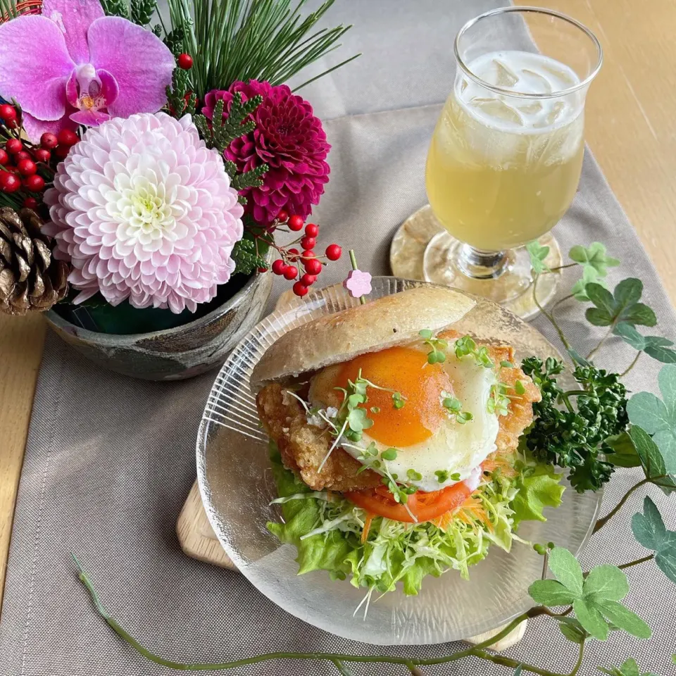 Snapdishの料理写真:12/31❤︎パリパリチキン&半熟目玉焼きベーグルサンド🥯🍃

・グラハムベーグル（ベーグルカンパニー）
・パリパリチキン
・半熟たまご
・フリルレタス.キャベツ.人参.トマト
・シードル|Makinsさん