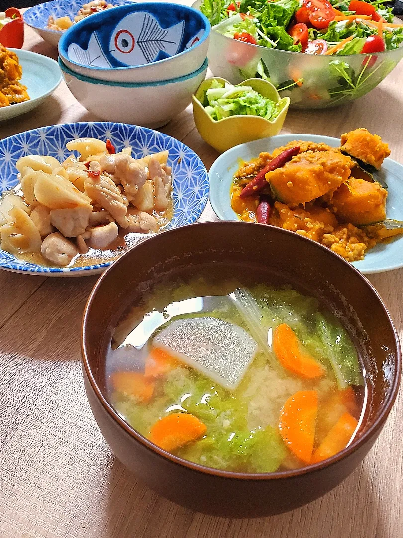 Snapdishの料理写真:久しぶりの男子ごはん🍚🍴
たっぷり野菜のお味噌汁
かぼちゃと挽き肉の煮物
蓮根と鶏肉のピリ辛炒め
サラダ|dai.noriさん