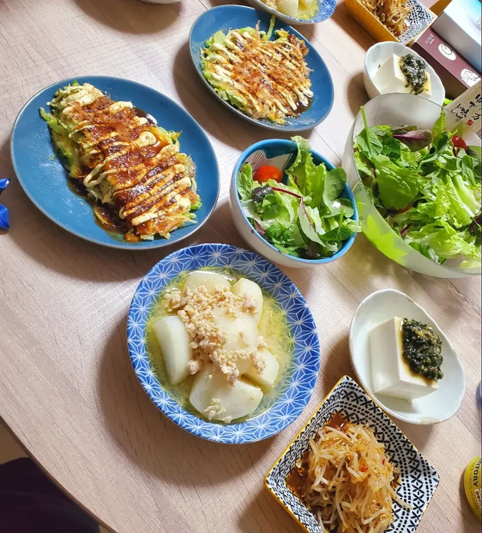 奥様料理…😉
キャベツのとん平焼き
蕪と挽き肉の煮物
大葉味噌の奴
モヤシのピリ辛和え
サラダ|dai.noriさん