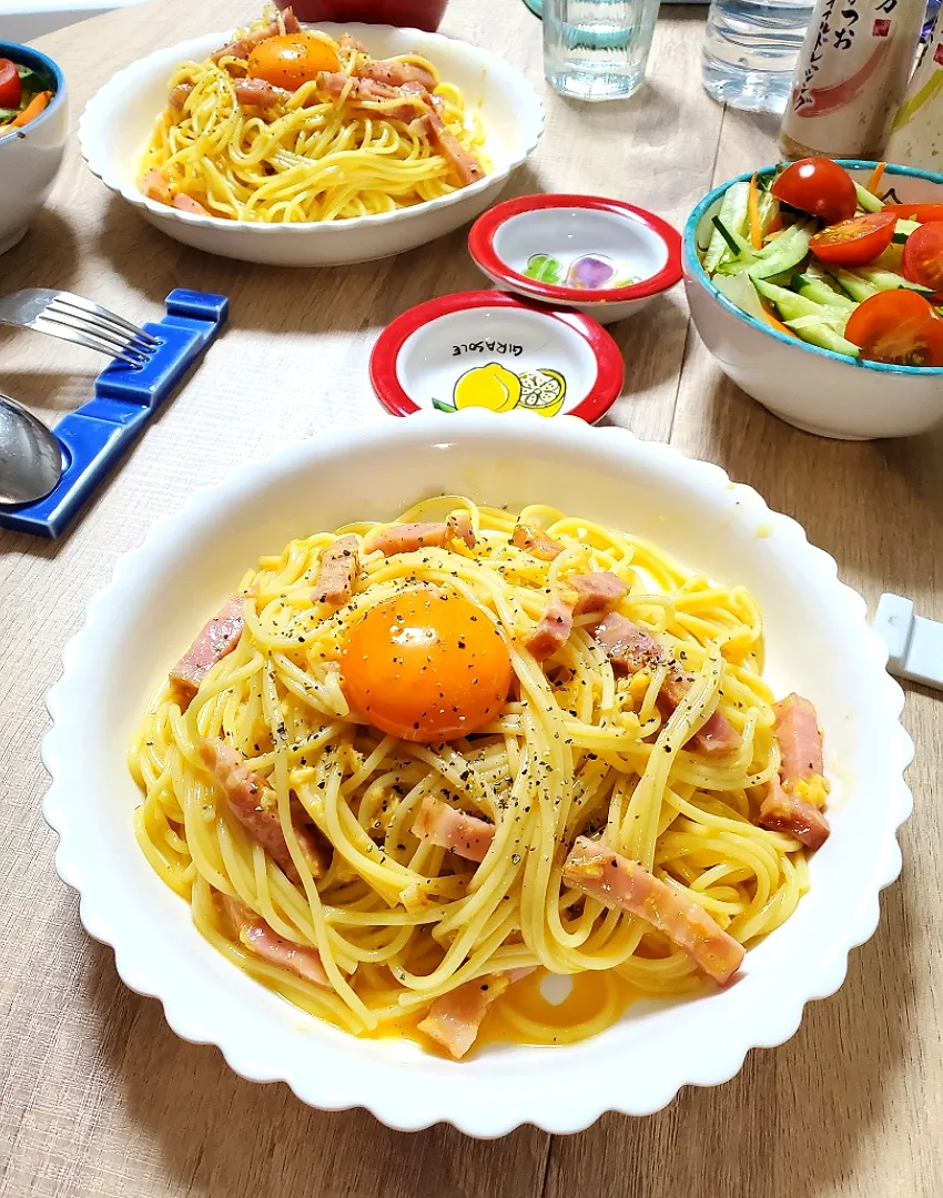 男子ごはん🍚🍴で～♪
カルボナーラパスタ
サラダ🥗|dai.noriさん