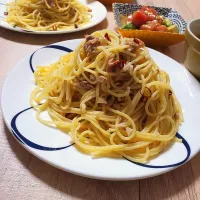 Snapdishの料理写真:男子ごはん🍚🍴♪
シーチキンペペロンチーノ♪😋
アボカドとトマトのサラダ🥗|dai.noriさん