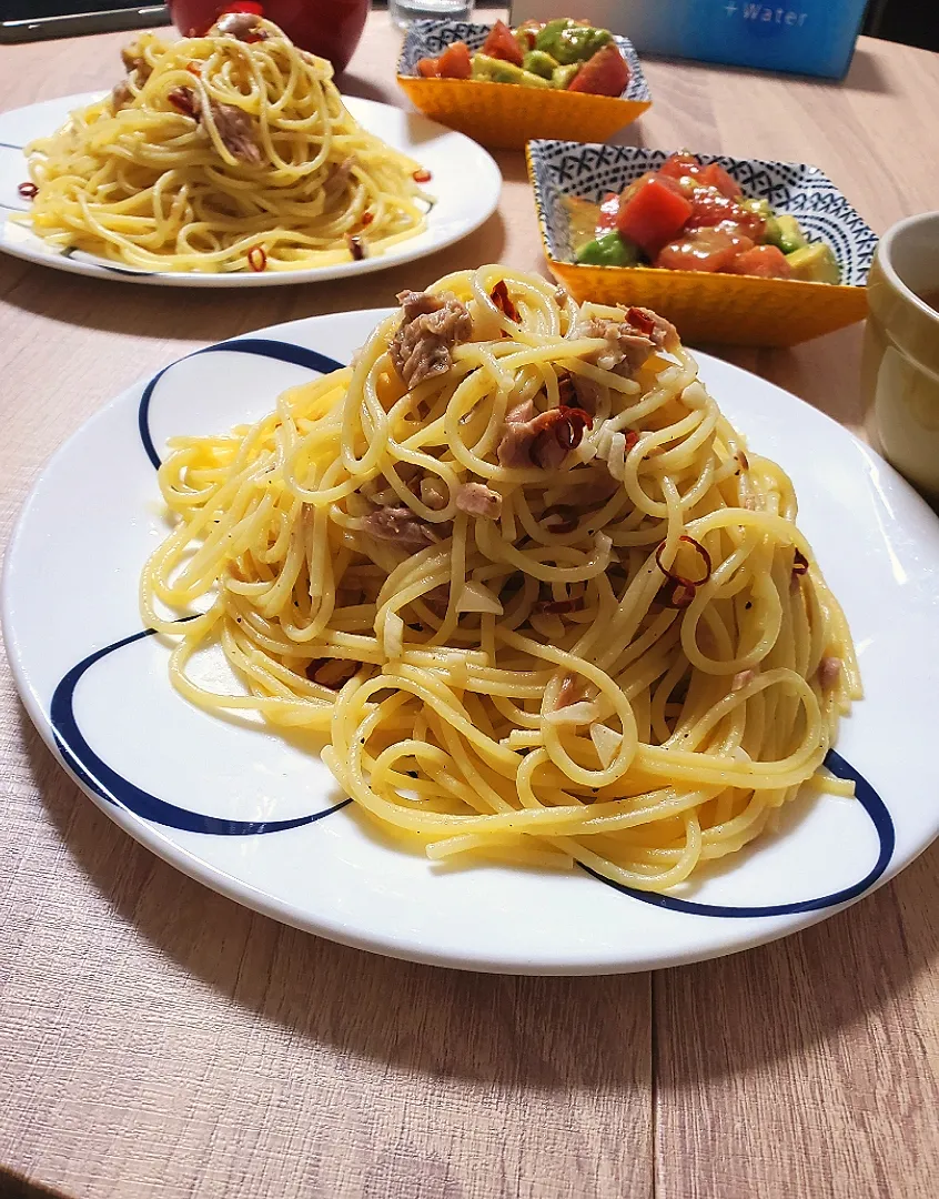 男子ごはん🍚🍴♪
シーチキンペペロンチーノ♪😋
アボカドとトマトのサラダ🥗|dai.noriさん