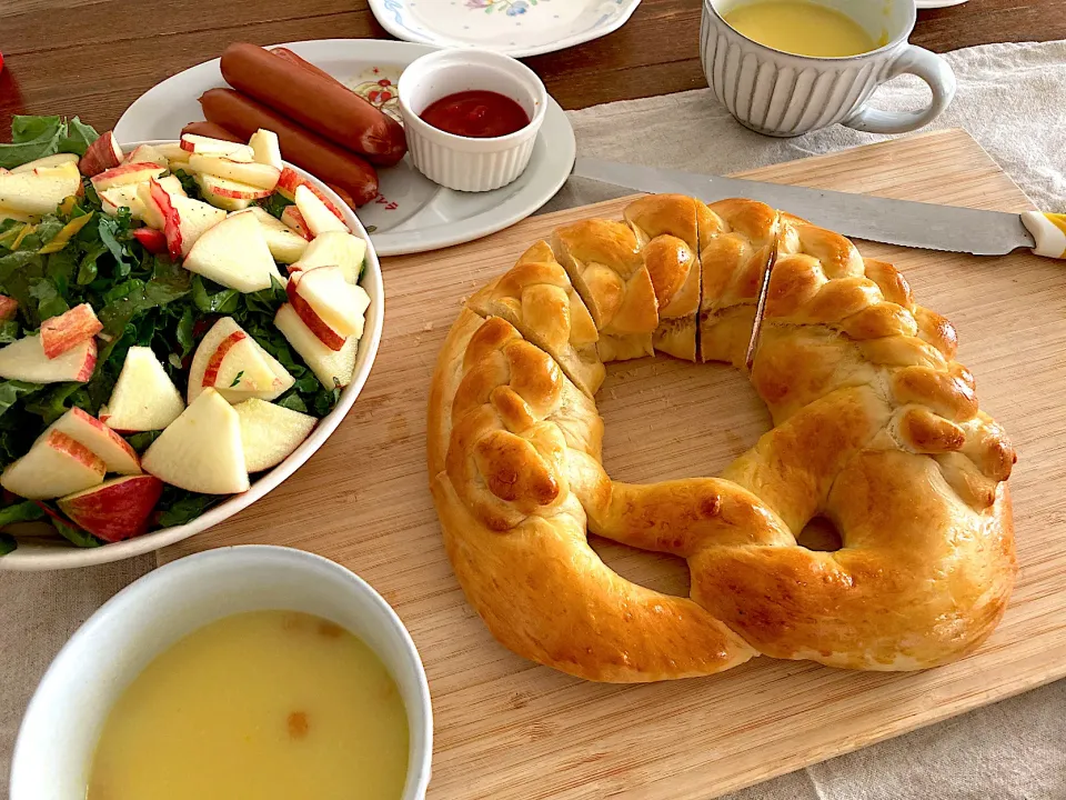 ドイツの新年のパン編み込み付きプレッツェルで朝ごパン|n_nさん