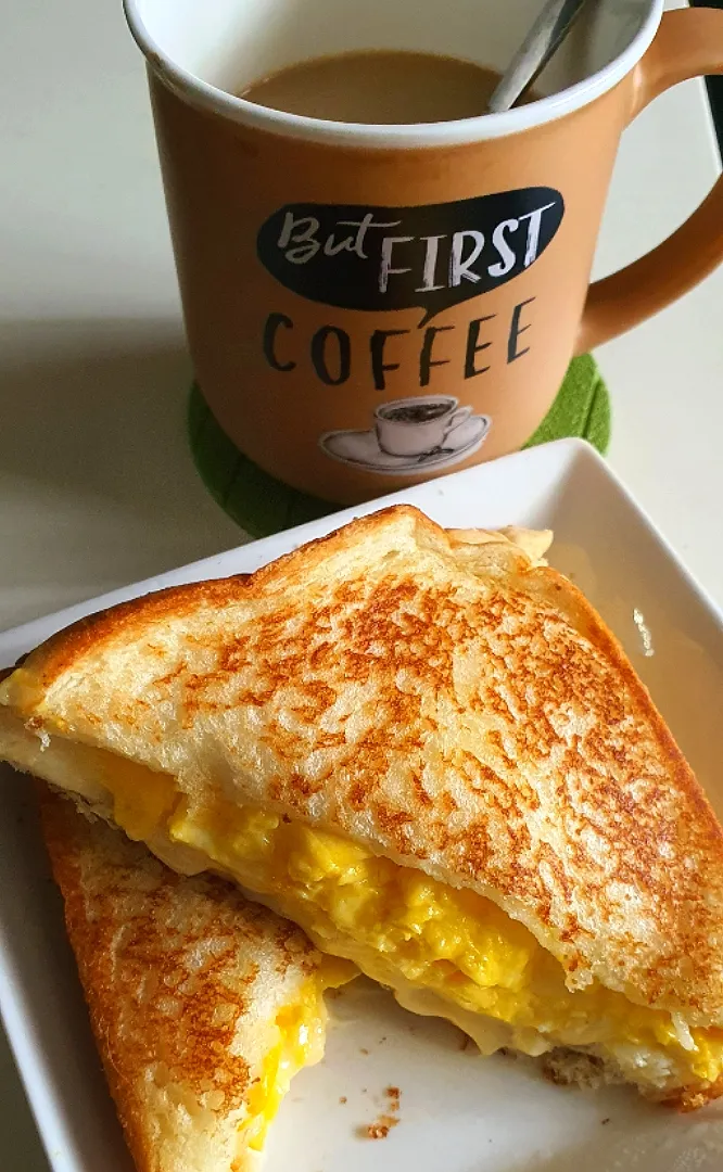 Happy New Year 2022 🥳 Breakfast😘
Scrambled eggs cheesy sandwich + coffee|🌷lynnlicious🌷さん