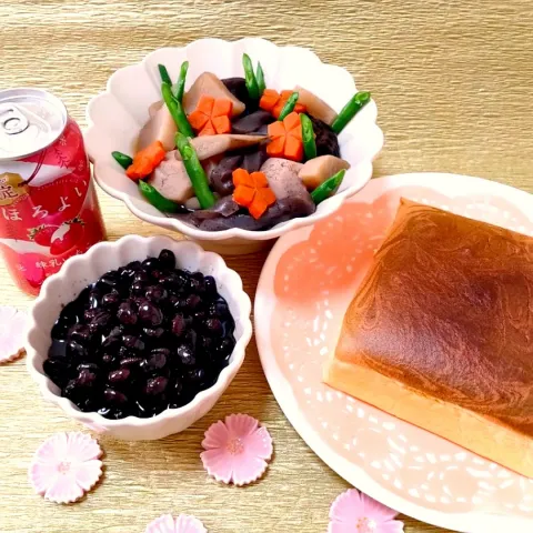 「ほんだし®」を使ってみたSnapdishの料理・レシピ写真:あけおめ～⛩🌅🎍🐓❤️
ダーリン初めての🌸おせち料理🌸
お煮しめ＆黒豆
＆抹茶マーブルの台湾カステラ
ことよろ～✿˘︶˘✿ ).｡.:* ♬*゜