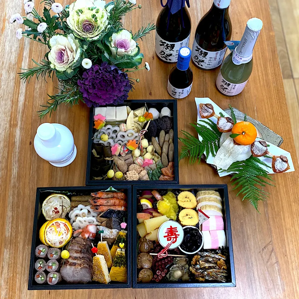 Snapdishの料理写真:令和四年 お節料理🎍🌅🎍あけましておめでとうございます🎈 今年も手作りお節がんぱりましたっ⛩🌅🎍|みかりんさん