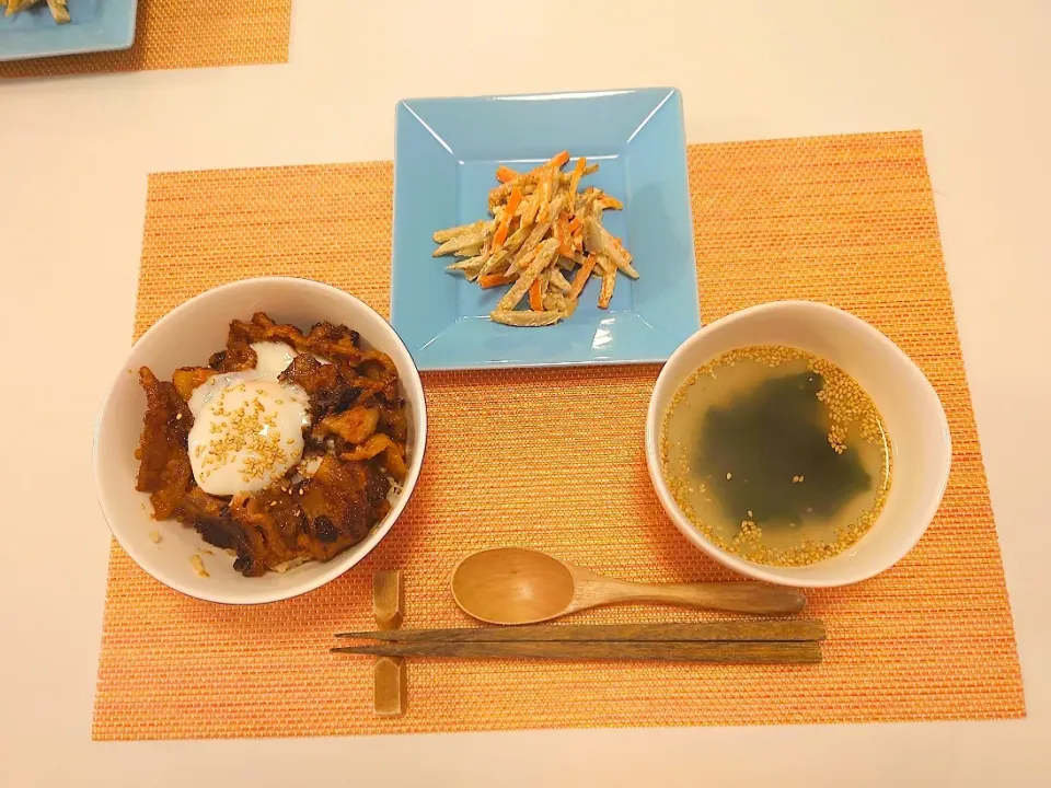 今日の夕食　味噌豚丼、ごぼうサラダ、わかめスープ|pinknari🐰🌈さん