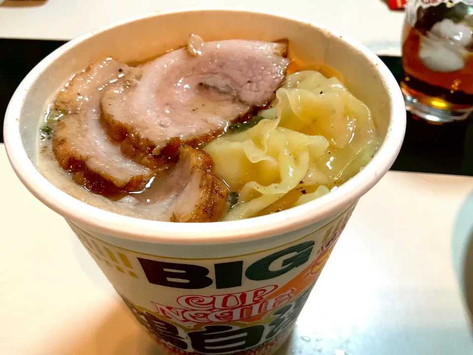 Snapdishの料理写真:カップヌードル鶏白湯に手作りチャーシューとワンタンの皮をトッピング！|Takeshi  Nagakiさん