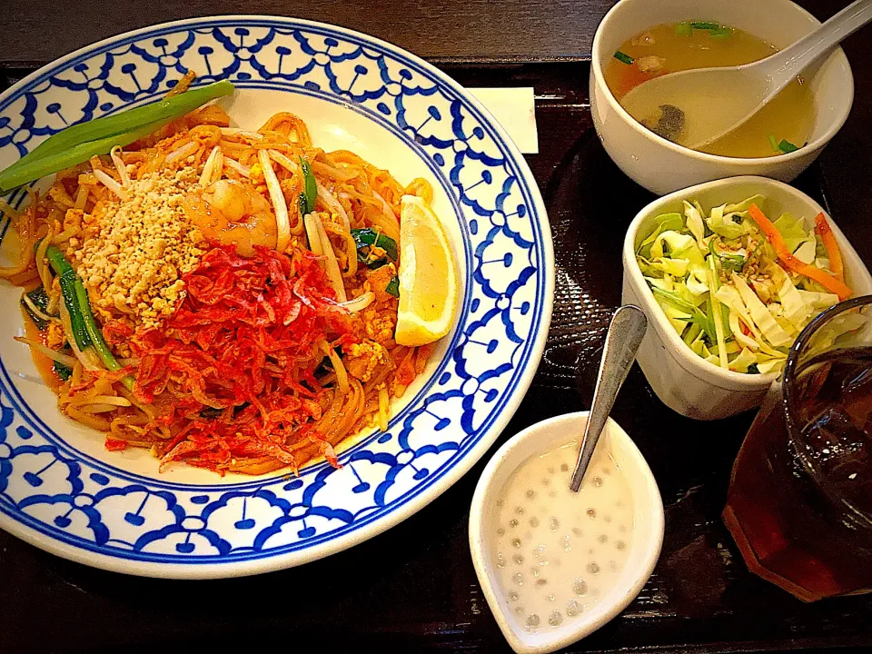 Snapdishの料理写真:パッタイ　ランチ🇹🇭タイ料理レストラン沌　コレド日本橋店さんにて|ジュンコ バイヤーさん