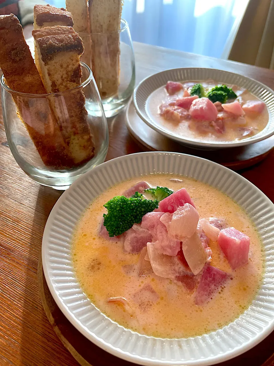 Snapdishの料理写真:赤かぶのロゼスープミルクコンソメ風味　黒糖ラスク|ＭＡＲＵＥ家の食卓さん