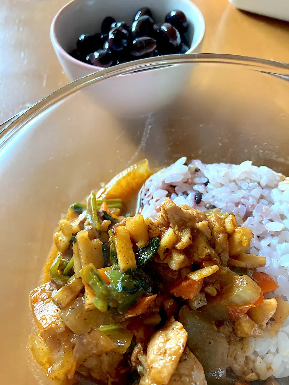 ３日のお昼はお節作りの材料の残りでスパイシーチキンカレー🤤|さくたえさん