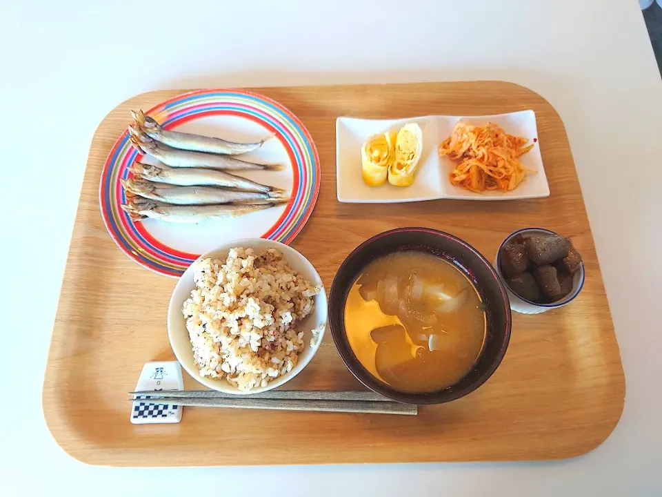 今日の昼食　ししゃも、だし巻き卵、切り干し大根キムチ和え、こんにゃくのおかか煮、玄米、高野豆腐とわかめの味噌汁|pinknari🐰🌈さん