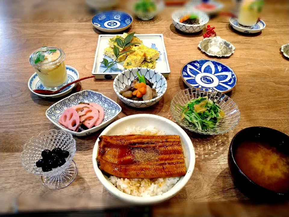 鰻丼と松風焼きのある食卓|古尾谷りかこさん