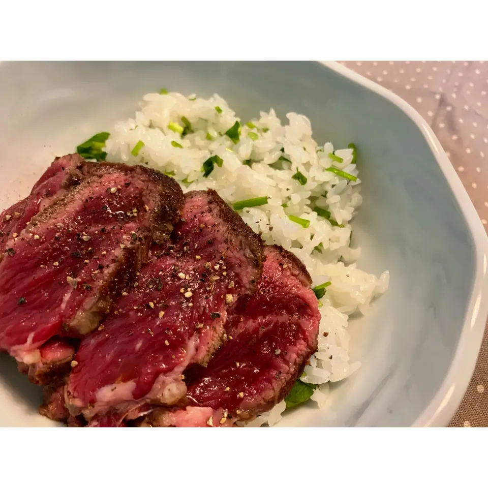 Snapdishの料理写真:牛肉のたたきとセリご飯🍚|HALさん