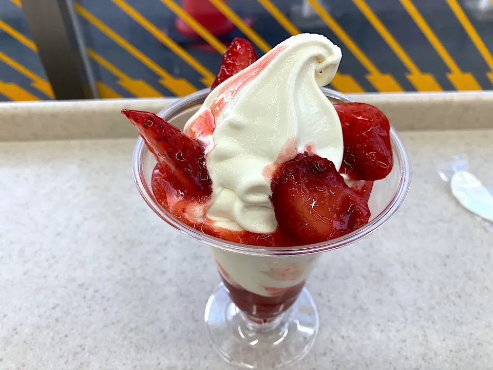 いちごパフェ🍓|はっちぃさん