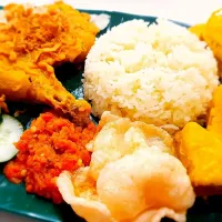 Indonesian Ayam Penyet with Nasi Minyak|eryckさん