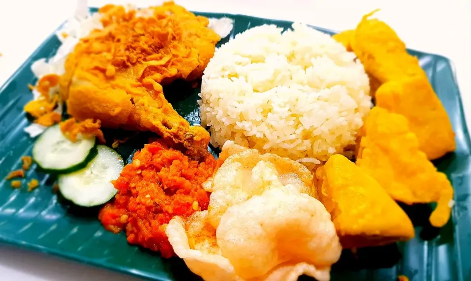 Indonesian Ayam Penyet with Nasi Minyak|eryckさん