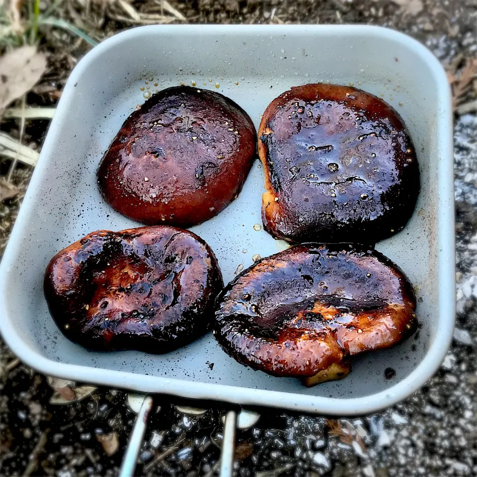 焼いたステーキの残り脂と酒と醤油で椎茸焼き|deekay71さん