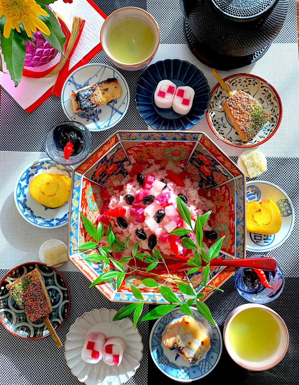 🌺🌺foodie🌺🌺ちゃんよりの三浦大根と紅くるり紅白大根めしとだんだん少なくなってきたおせち料理を豆皿に盛ってみました。