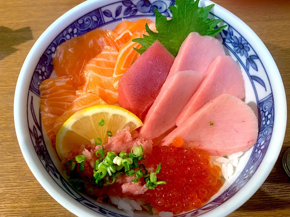 Snapdishの料理写真:マグロ、サーモン、いくら丼|山口さんさん