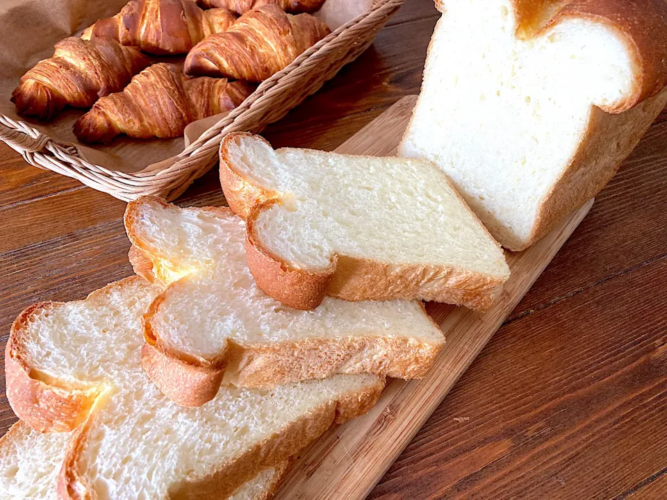 Snapdishの料理写真:バタートップ食パン🍞とクロワッサン🥐|n_nさん