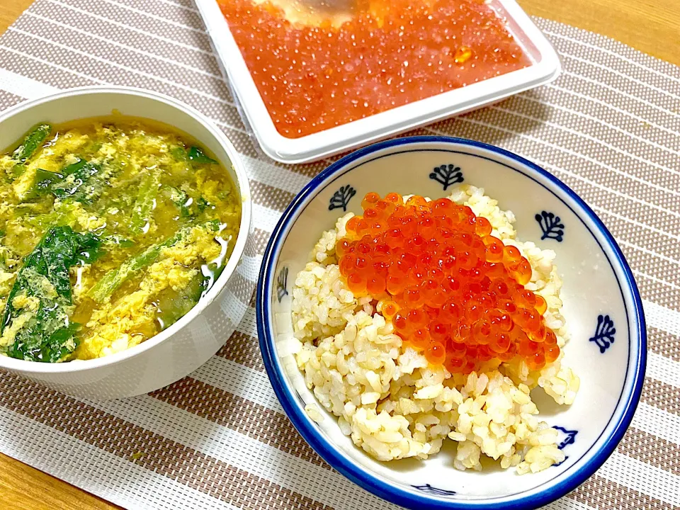 Snapdishの料理写真:義実家から持ち帰ったいくらで🐟いくら丼、祖父の大根でおろしかきたま汁🥚|1614さん