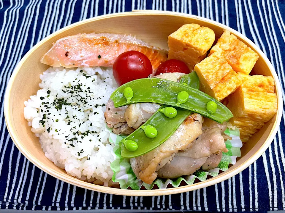 初🍱　シャケ、鶏肉、卵焼き|なお🅿️さん