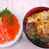 1月4日昼ごはん😊
海鮮親子丼、天ぷら蕎麦