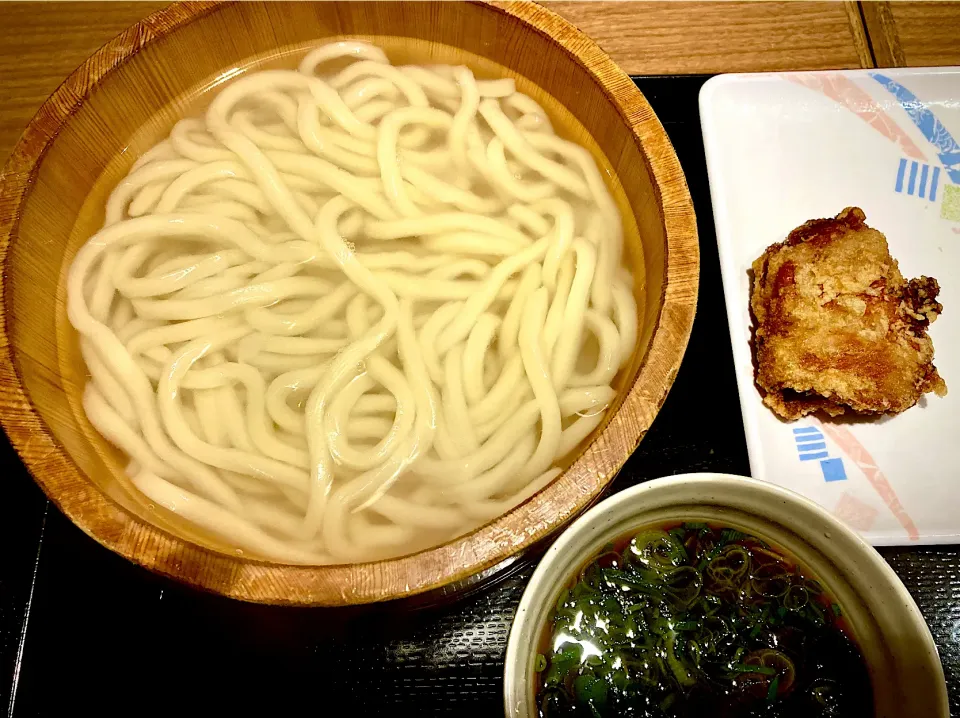 Snapdishの料理写真:年明けうどん❓                                        「釜揚げうどん・中津唐揚げ」|mottomoさん