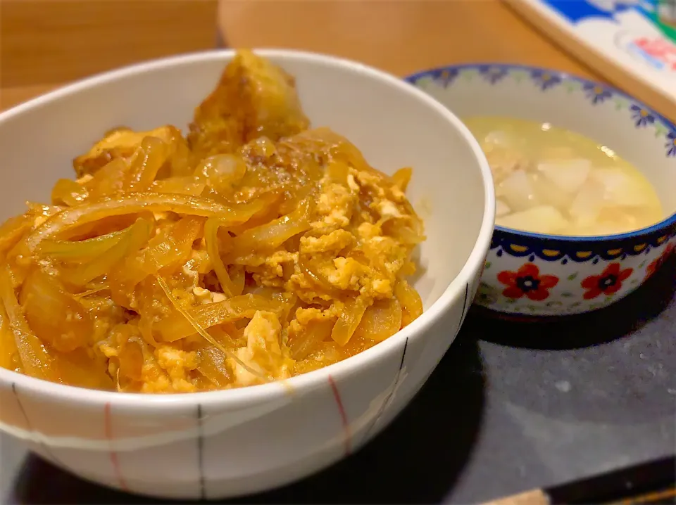 Snapdishの料理写真:カレーポークソテーの卵とじ丼 & カブのチキンスープ|AK@Night Cookerさん