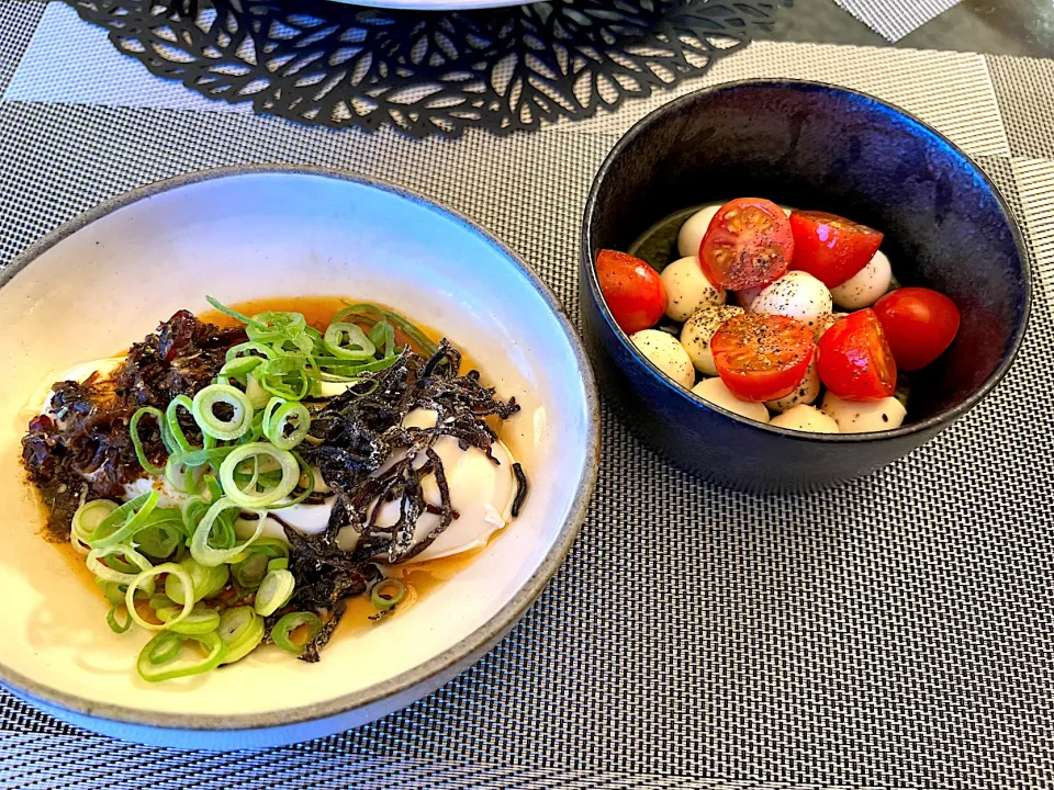 Snapdishの料理写真:今夜の娘の晩酌ご飯🍻
●いりこの食べるラー油と塩昆布の冷奴
●プチトマト🍅とひとくちモッツァレラチーズ🧀のカプレーゼ|yokoさん