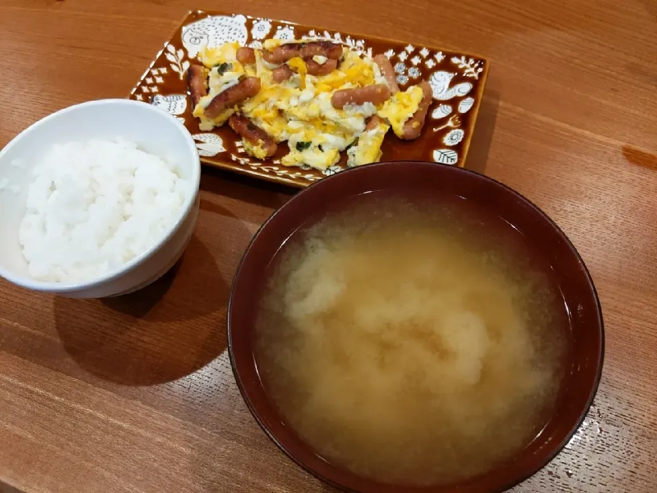 スクランブルエッグと豆腐の味噌汁|masakuni_itoさん