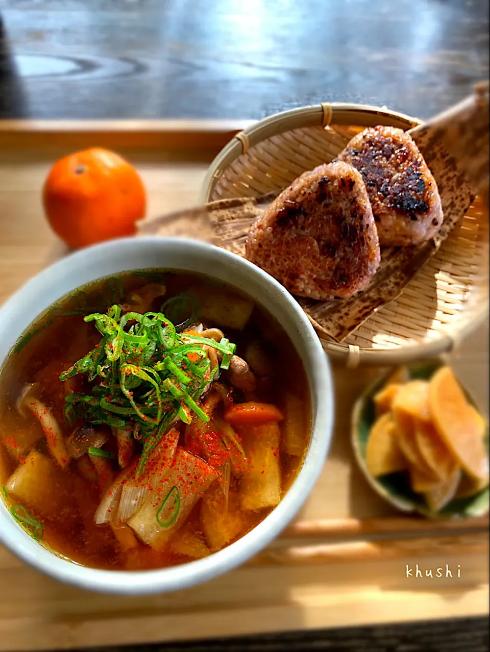 Snapdishの料理写真:豚汁と焼きおにぎり🍙で朝ごはん🥢|KOZUEさん