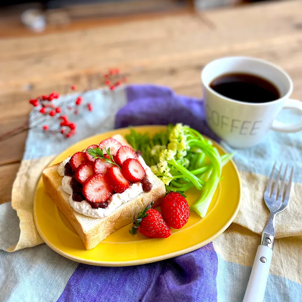 クリームあんこいちごトースト🍓|るかさん