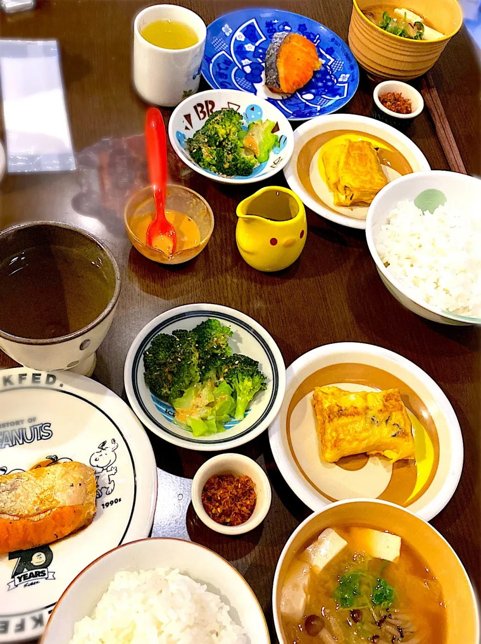 朝ごはん　焼き鮭　ひじき入り出し巻き卵　蒸しブロッコリー胡麻味噌和え　鰹ふりかけ　豆腐としめじと豆苗のお味噌汁　煎茶🍵|ch＊K*∀o(^^*)♪さん