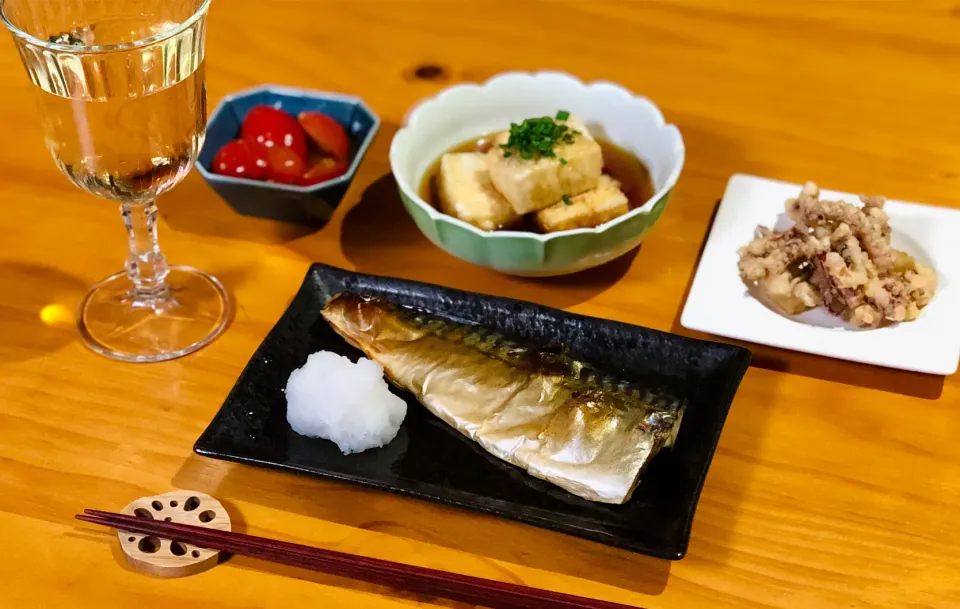 焼き鯖、スルメの天ぷら、揚げ出し豆腐、プチトマトのマリネ|マユマユさん