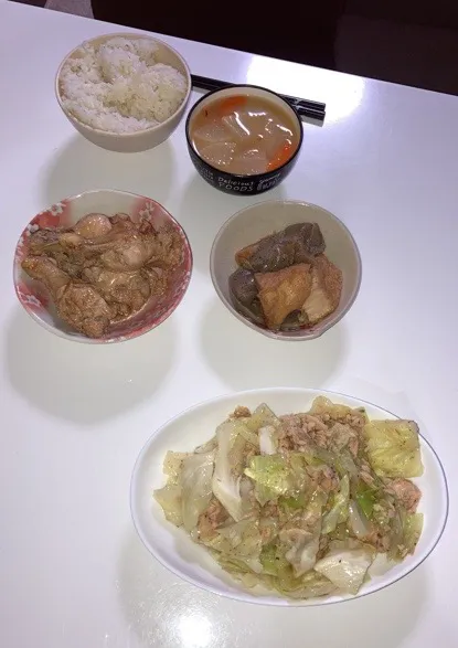 晩御飯。🌟手羽元のポン酢煮🌟厚揚げと蒟蒻の炊いたん🌟キャベツナ炒め🌟みそ汁（大根、人参）|Saharaさん