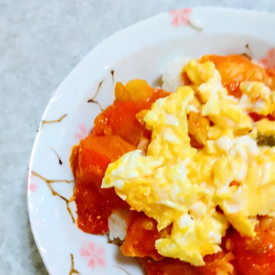 昨日のトマト煮をごはんにかけて、トマトたまご丼|yuika☆さん