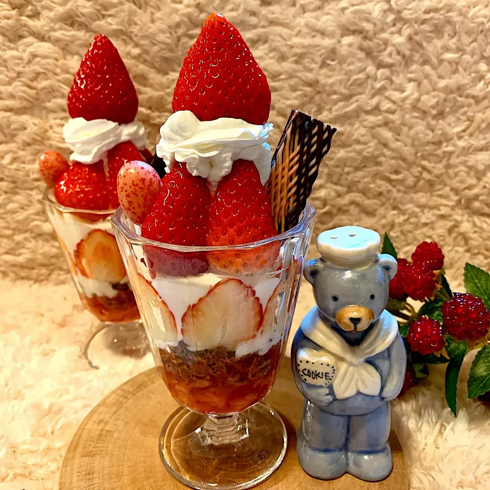 Snapdishの料理写真:1月5日苺の日🍓苺パフェ🍓|みっこちゃんさん