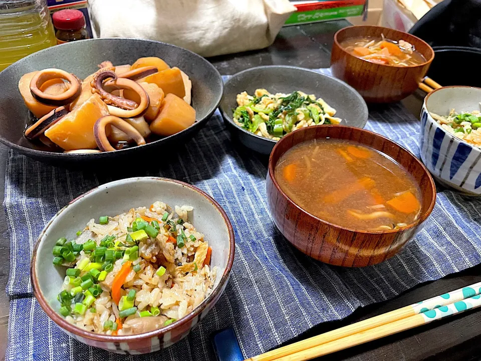 晩ごはん★イカとじゃがいもの煮物、かつお菜と油揚げのおひたし、みそ汁、炊き込みごはん|ハルさん