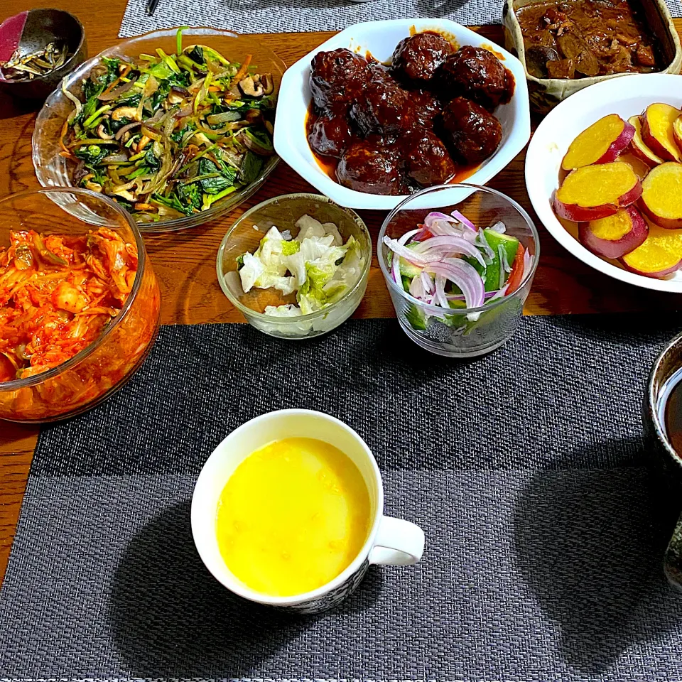 Snapdishの料理写真:ミートボールの甘酢あん、野菜炒め、薩摩芋の甘煮常備菜、漬け物、コーンスープ|yakinasuさん