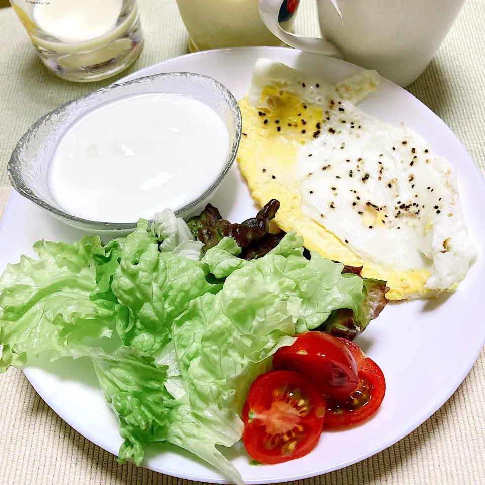 ヨーグルトと目玉焼き(失敗した)|akkoさん