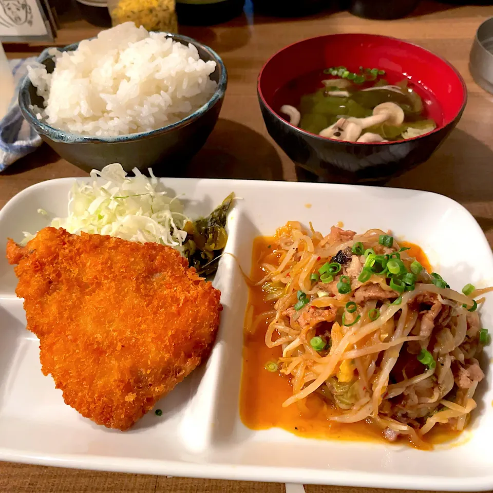 Snapdishの料理写真:本日の日替り（豚キムチとアジフライ）|T. Wonderさん