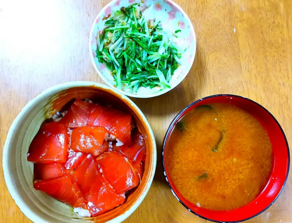 １２月１１日　まぐろの漬け丼　水菜のおひたし　なめことわかめのお味噌汁|いもこ。さん