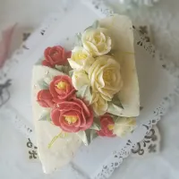 フラワーケーキ
「花川」お正月らしく紅白の椿で作りました。お花はバタークリームです。|みゆきさん