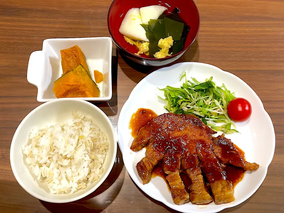 トンテキ　水菜とツナの旨塩サラダ　かぼちゃの煮物　はんぺんとわかめのお吸い物|おさむん17さん