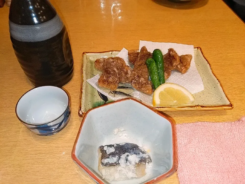 初積雪となった休みは近所の居酒屋🏮で新年の挨拶がてら・鯨の竜田揚と熱燗|Tarou  Masayukiさん