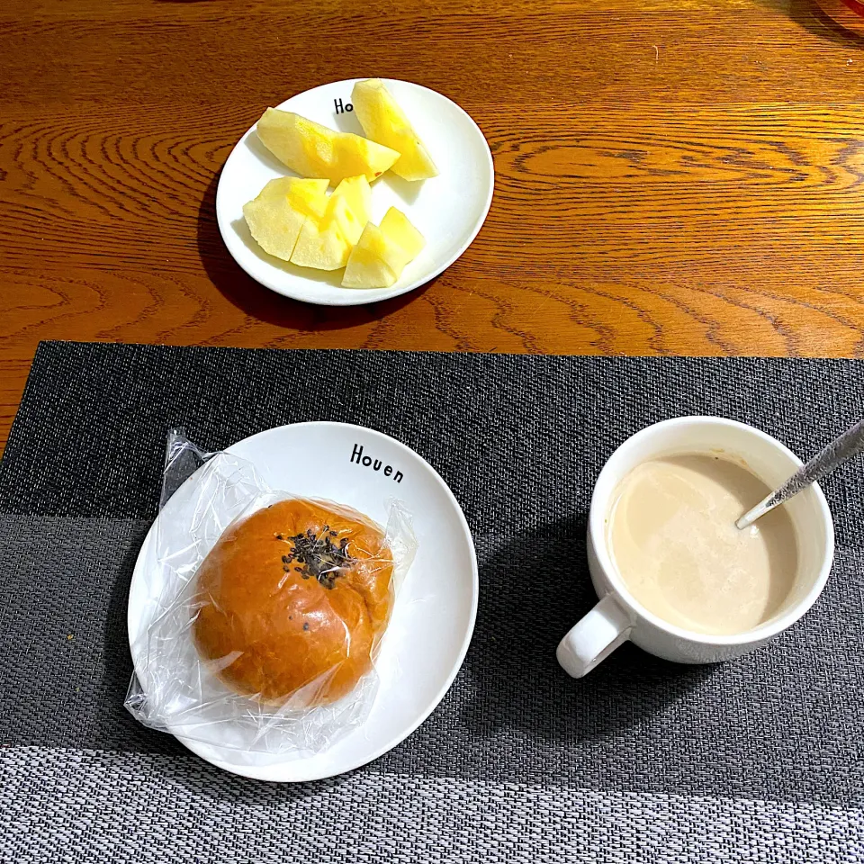 Snapdishの料理写真:1月 ６日　朝ごはん　あんぱん、カフェオレ、りんご|yakinasuさん